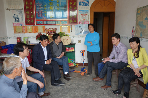 图为市法院院长袁溥（左二）在走访精准扶贫对象家中，耐心倾听意见想法。.JPG
